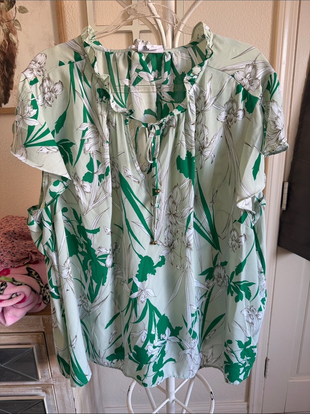 Liz Claiborne Green and White Floral Ruffle Tie-Neck Blouse